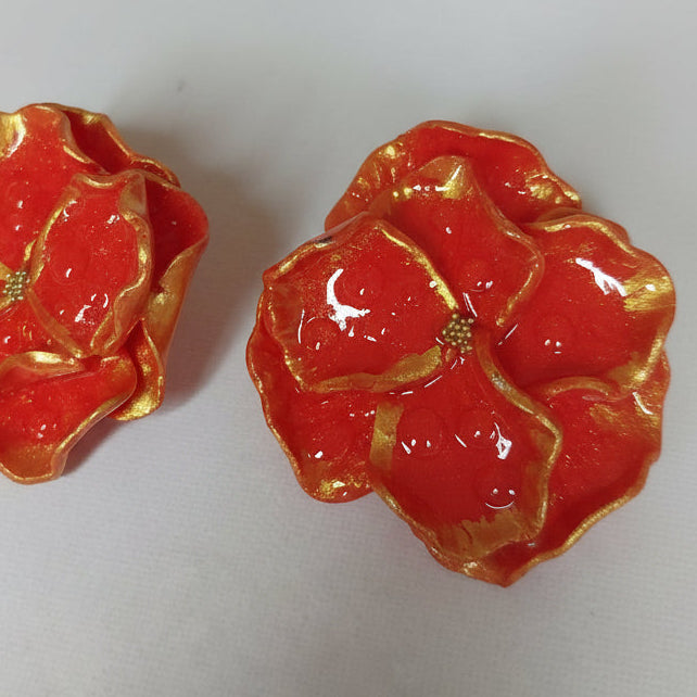 Boucles d'oreilles artisanales fleurs rouge et doré en argile polymère. Ultra-légères, uniques et élégantes. Création fait main française pour un style audacieux.