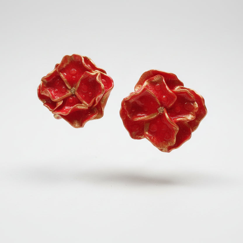 Boucles d'oreilles artisanales fleurs rouge et doré en argile polymère. Ultra-légères, uniques et élégantes. Création fait main française pour un style audacieux.