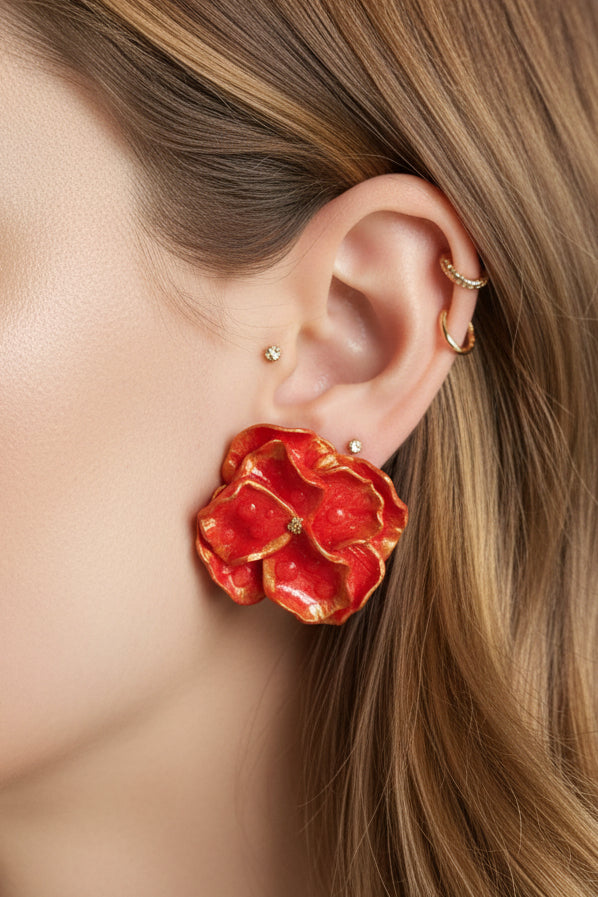 Boucles d'oreilles artisanales fleurs rouge et doré en argile polymère. Ultra-légères, uniques et élégantes. Création fait main française pour un style audacieux.