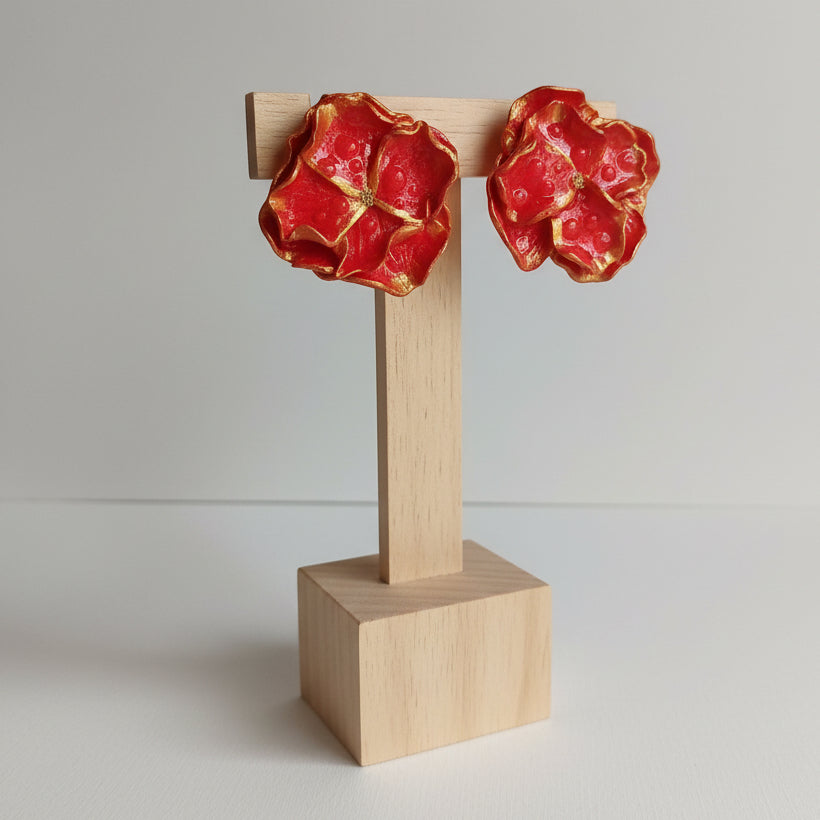 Boucles d'oreilles artisanales fleurs rouge et doré en argile polymère. Ultra-légères, uniques et élégantes. Création fait main française pour un style audacieux.