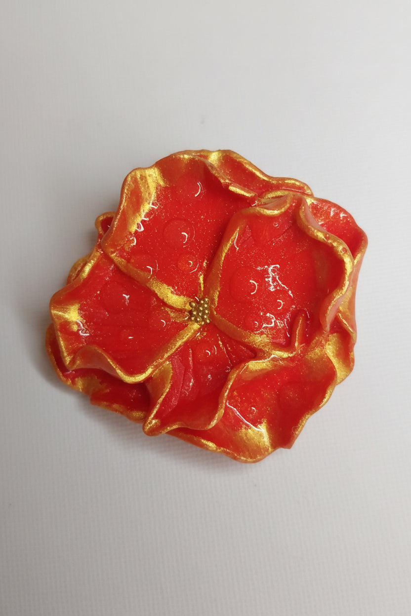 Boucles d'oreilles artisanales fleurs rouge et doré en argile polymère. Ultra-légères, uniques et élégantes. Création fait main française pour un style audacieux.