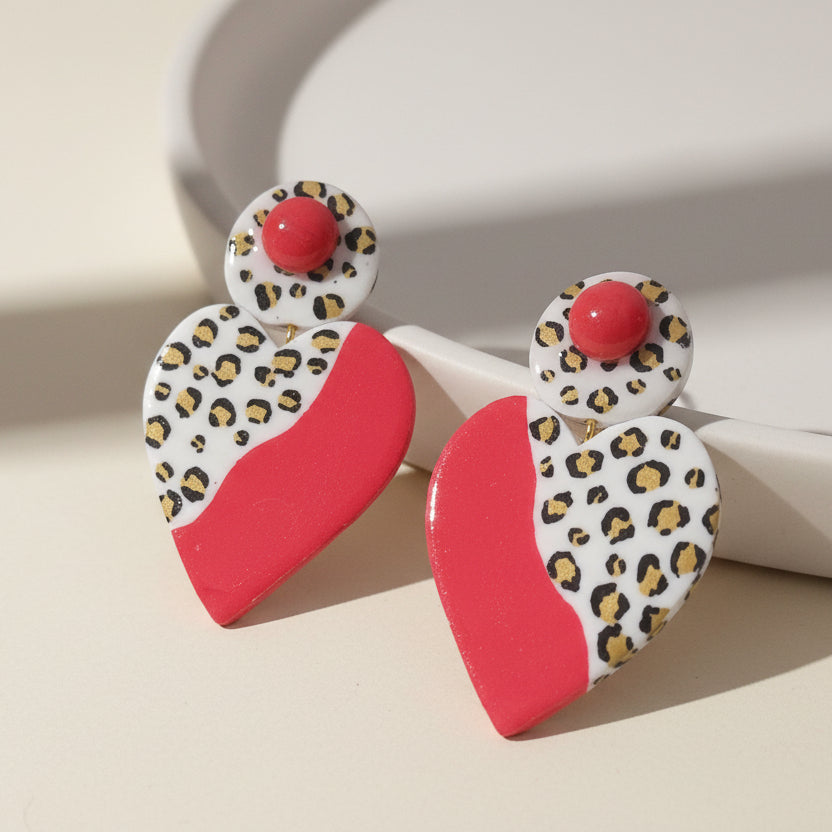 Boucles d’Oreilles "Rebelle Love" – Cœur Imprimé Léopard & Rouge Vibrant
