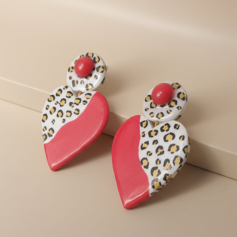 Boucles d’Oreilles "Rebelle Love" – Cœur Imprimé Léopard & Rouge Vibrant