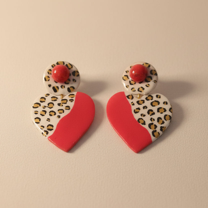 Boucles d’Oreilles "Rebelle Love" – Cœur Imprimé Léopard & Rouge Vibrant