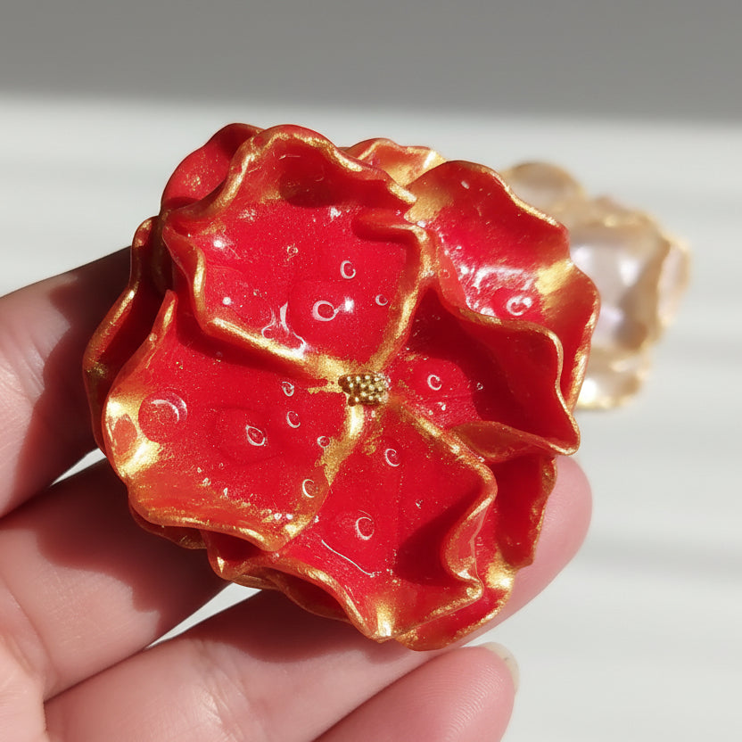 Boucles d'oreilles artisanales fleurs rouge et doré en argile polymère. Ultra-légères, uniques et élégantes. Création fait main française pour un style audacieux.