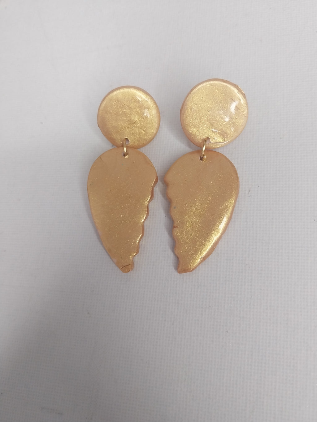 boucles d'oreilles artisanales en forme d'aile dorée, façonnées à la main en argile polymère. Leur design poétique et délicat évoque la légèreté et la liberté, apportant une touche de grâce à votre style.