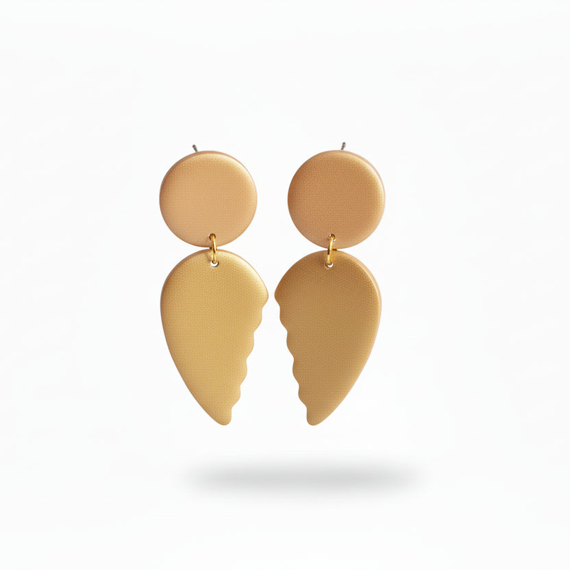 boucles d'oreilles artisanales en forme d'aile dorée, façonnées à la main en argile polymère. Leur design poétique et délicat évoque la légèreté et la liberté, apportant une touche de grâce à votre style.