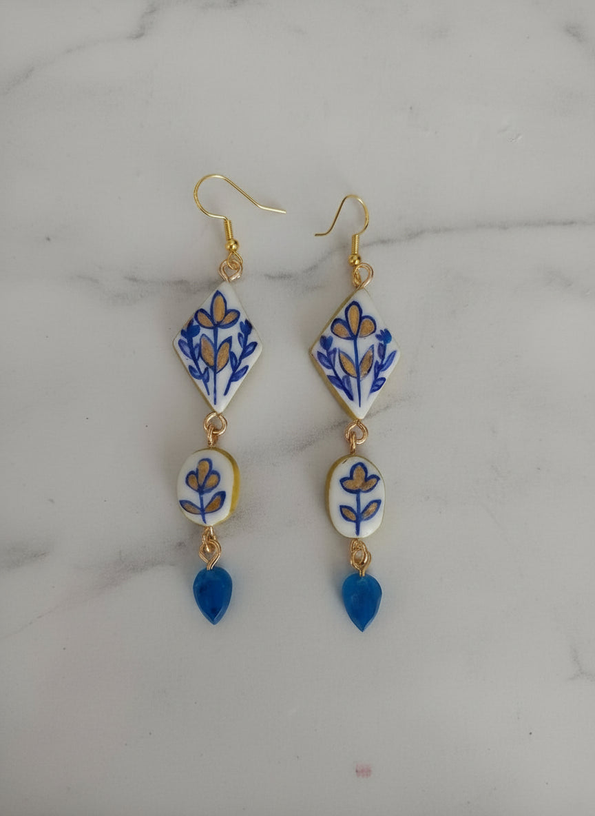 Boucles doreilles pendantes florales rare et unique peint a la main bijou de createur en argile, resi.e et acier inoxydable