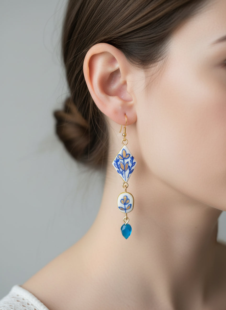 Boucles doreilles pendantes florales élégantes et vintage a motif fleur bleue et dorée en argile polymère et resine et acier inoxydable