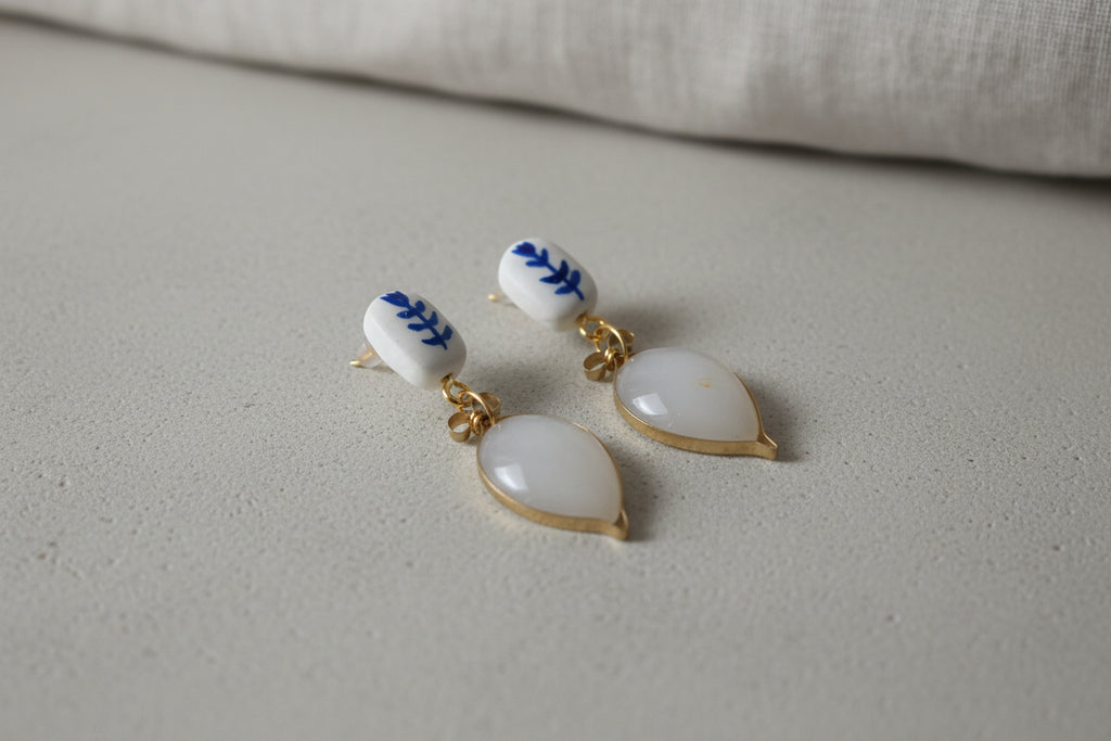 Boucles d'oreilles pendantes élégantes fait à la main en argile et laiton doré 