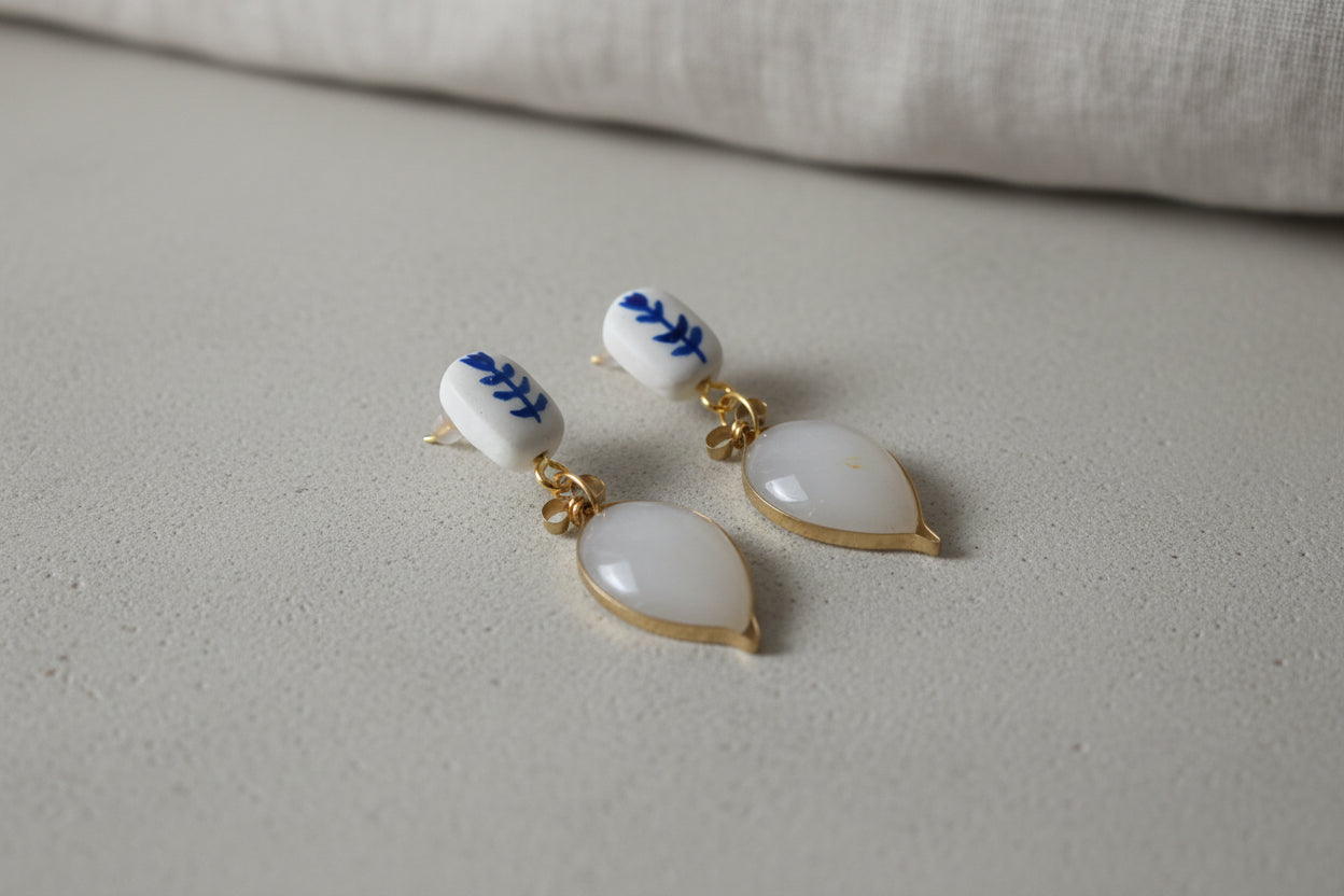 Boucles d'oreilles pendantes élégantes fait à la main en argile et laiton doré 