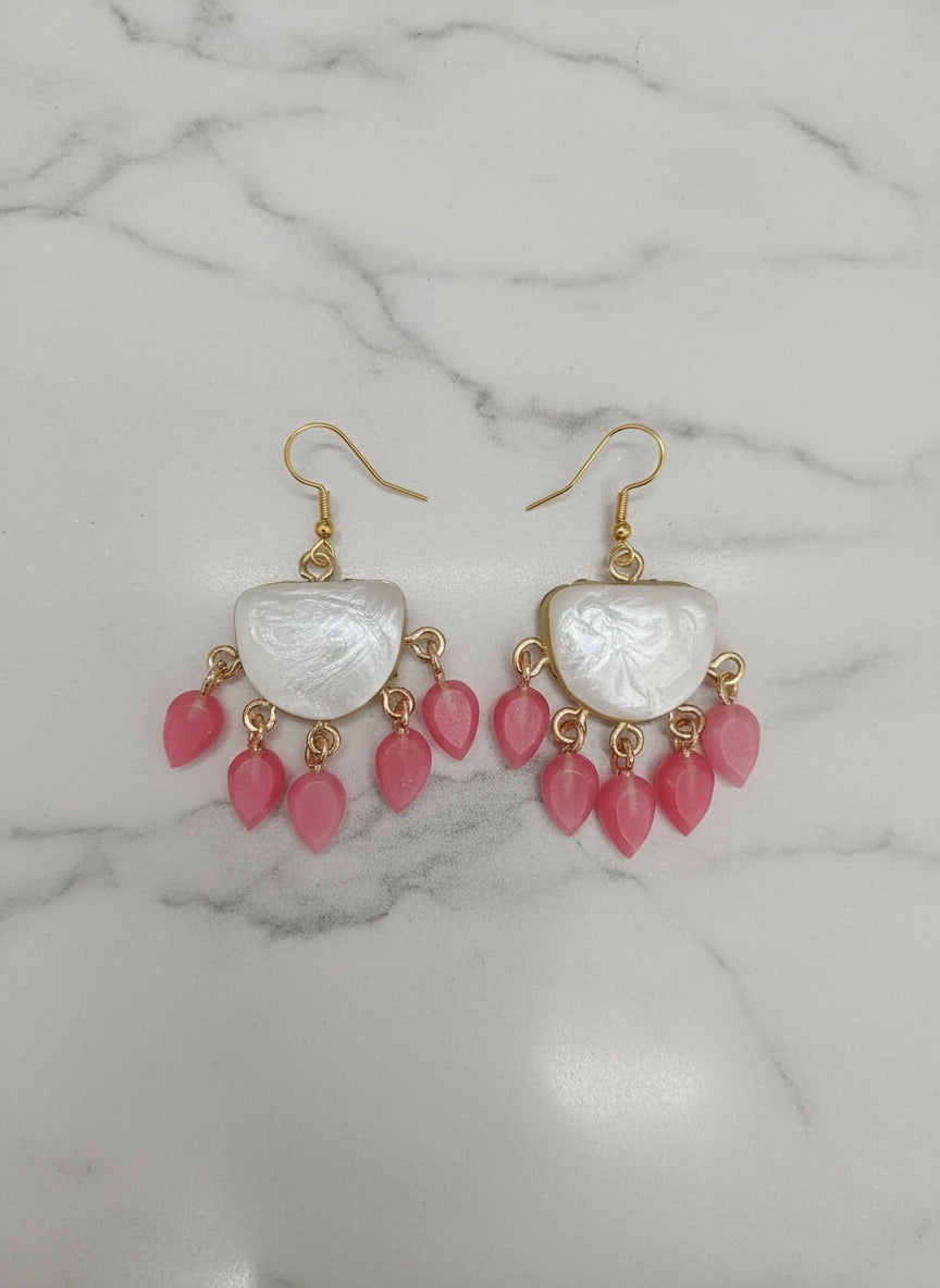 Boucles d'Oreilles Chics "Élégance Rosée" : Argile Nacrée & Perles en Résine - Talis & co