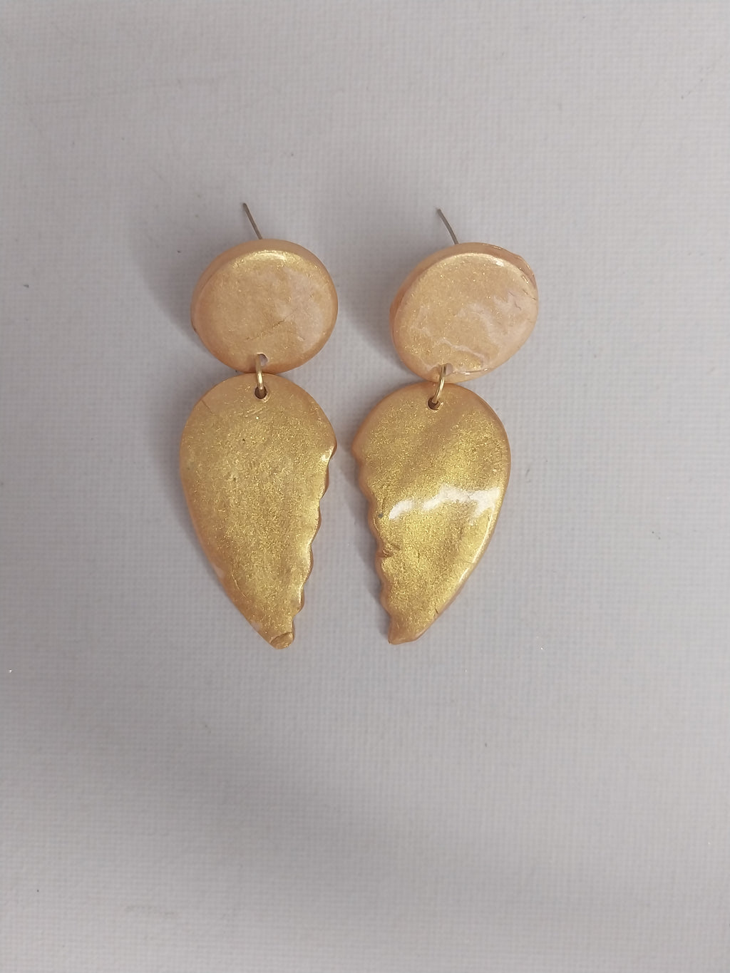 boucles d'oreilles artisanales en forme d'aile dorée, façonnées à la main en argile polymère. Leur design poétique et délicat évoque la légèreté et la liberté, apportant une touche de grâce à votre style.