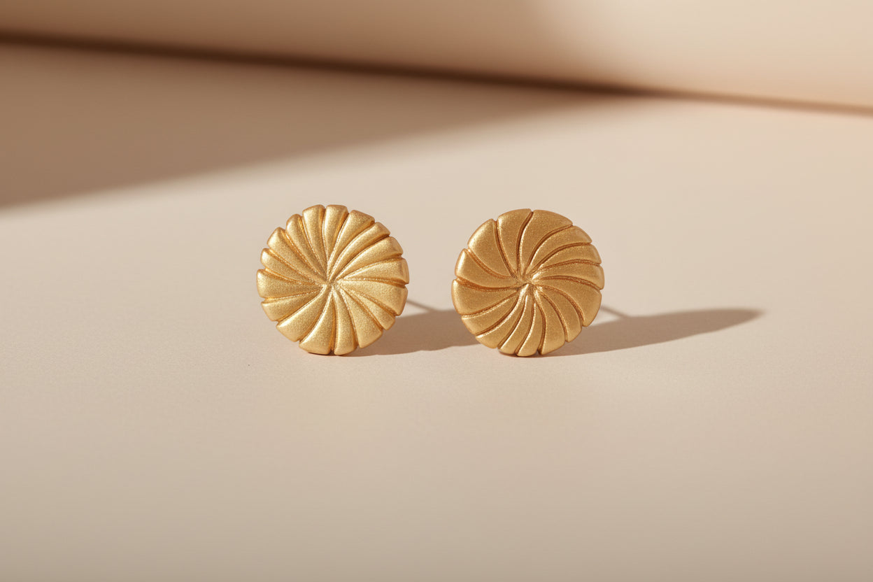 boucles d'oreilles artisanales en forme de disque doré, façonnées à la main en argile polymère. Leur design épuré et contemporain apporte une touche de sophistication à votre style, que ce soit pour le quotidien ou les occasions spéciales.