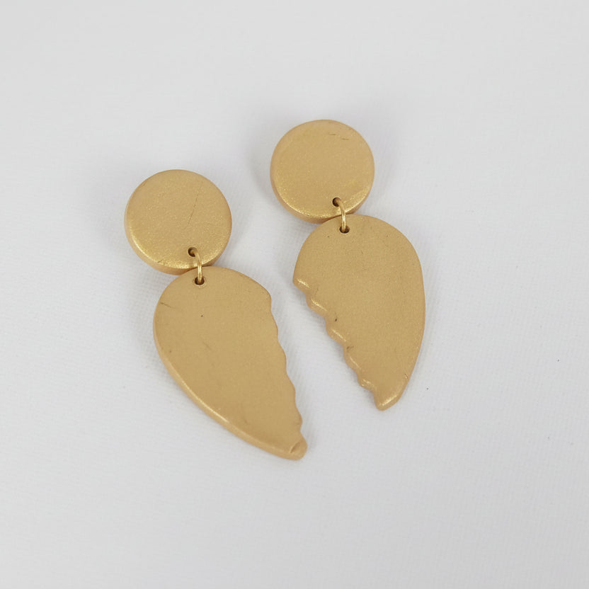 boucles d'oreilles artisanales en forme d'aile dorée, façonnées à la main en argile polymère. Leur design poétique et délicat évoque la légèreté et la liberté, apportant une touche de grâce à votre style.