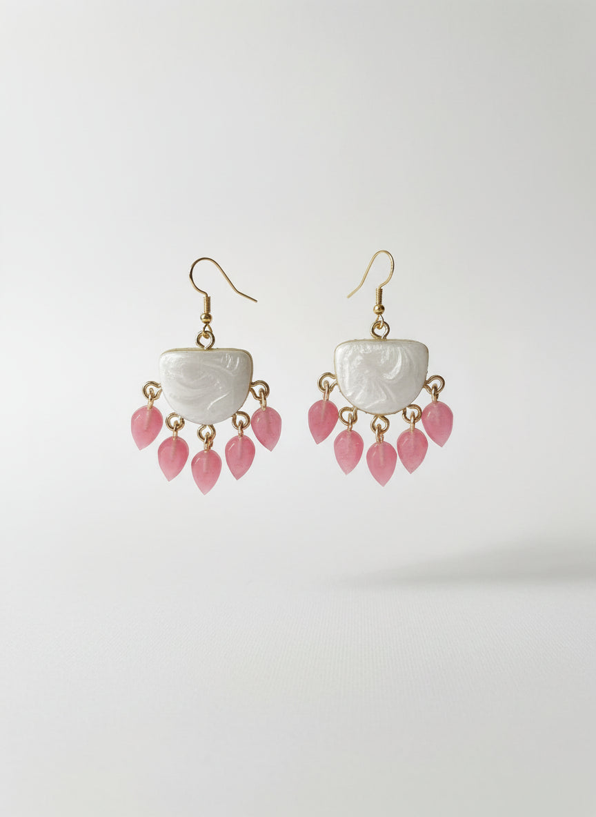 Boucles d'Oreilles Chics "Élégance Rosée" : Argile Nacrée & Perles en Résine - Talis & co