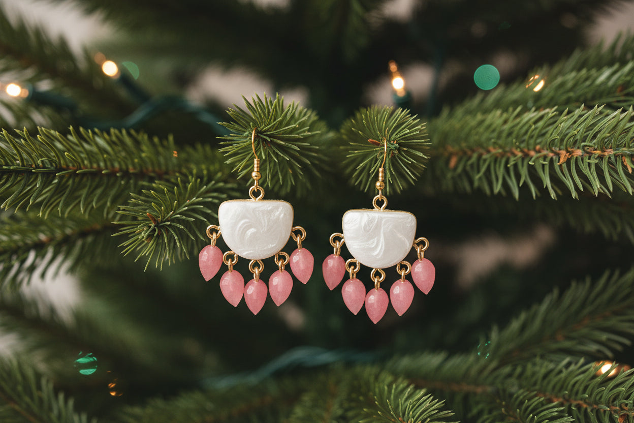 Boucles d'Oreilles Chics "Élégance Rosée" : Argile Nacrée & Perles en Résine - Talis & co