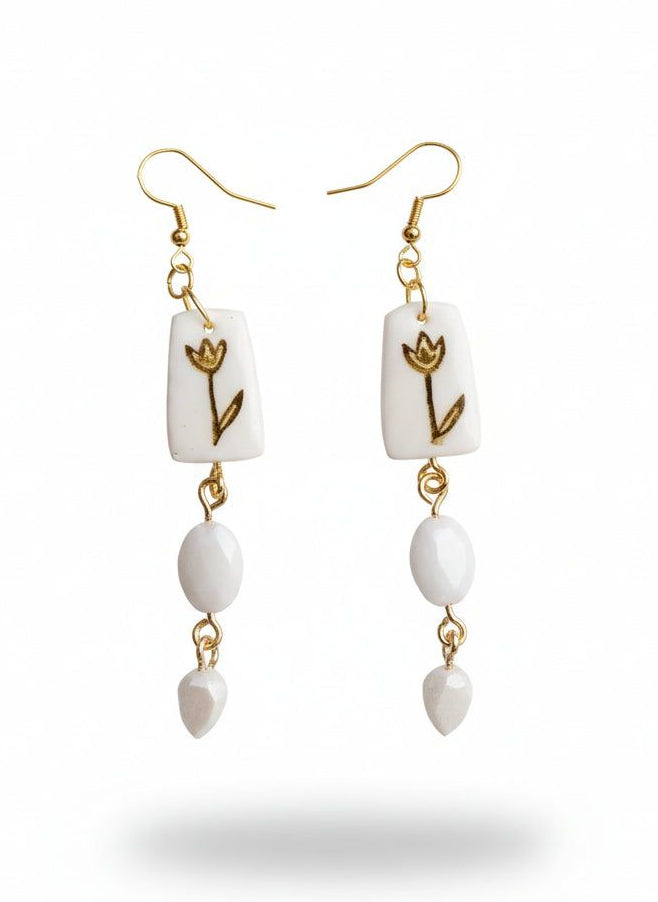 Boucles d'oreilles retro or et blanches avec motif floral peint à la main, perles en résine blanche et apprêts en acier inoxydable. Bijou fait main de 9 cm, style vintage chic.