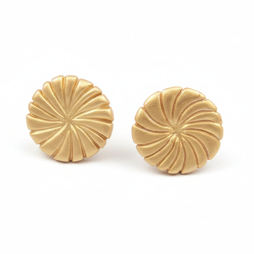 boucles d'oreilles artisanales en forme de disque doré, façonnées à la main en argile polymère. Leur design épuré et contemporain apporte une touche de sophistication à votre style, que ce soit pour le quotidien ou les occasions spéciales.