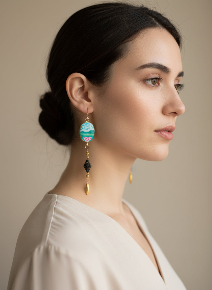 Boucles d'Oreilles Pendantes Rétro Chic – Paysage Miniature Artisanal en Résine & Argile Noire, Crochets Dorés - Talis & co