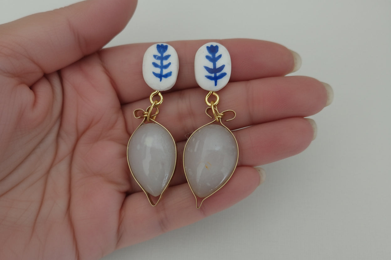 Boucles d'oreilles pendantes élégantes fait à la main en argile et laiton doré 