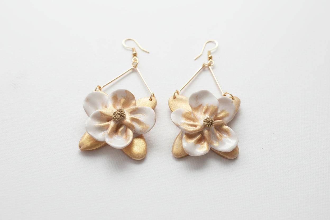 boucles d'oreilles artisanales qui capturent la magie des opales avec leurs reflets irisés dorés. Chaque paire est façonnée à la main en argile polymère, créant une pièce unique qui sublime votre style avec élégance et poésie.