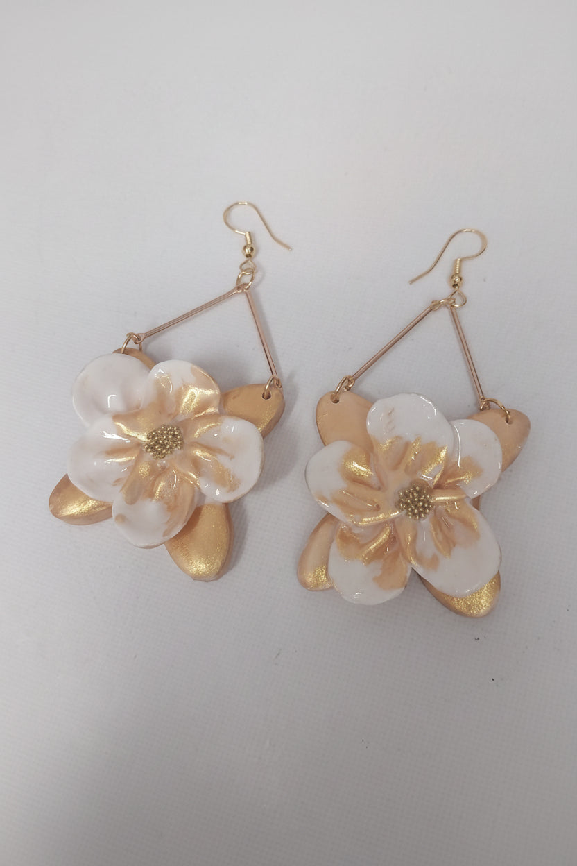 boucles d'oreilles artisanales qui capturent la magie des opales avec leurs reflets irisés dorés. Chaque paire est façonnée à la main en argile polymère, créant une pièce unique qui sublime votre style avec élégance et poésie.