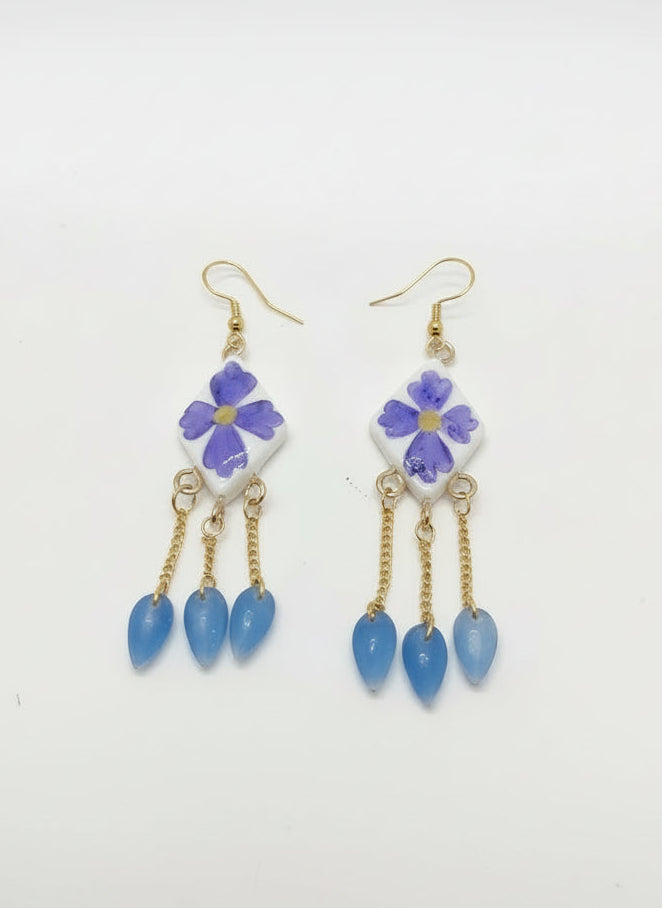 Boucles d'Oreilles Pendantes Fleur Violette & Pampilles Bleues – Bijou Unique - Talis & co