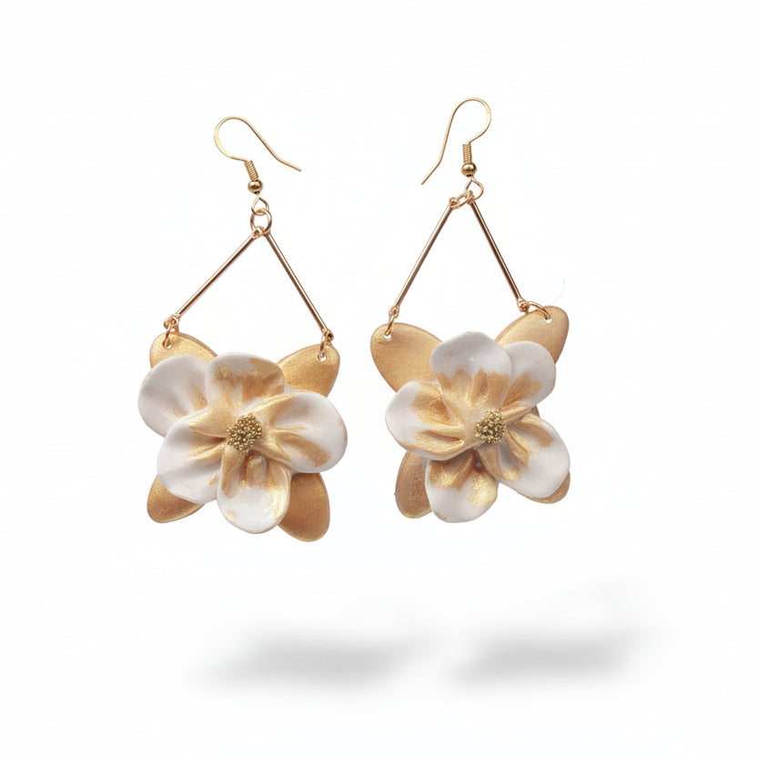 boucles d'oreilles artisanales qui capturent la magie des opales avec leurs reflets irisés dorés. Chaque paire est façonnée à la main en argile polymère, créant une pièce unique qui sublime votre style avec élégance et poésie.