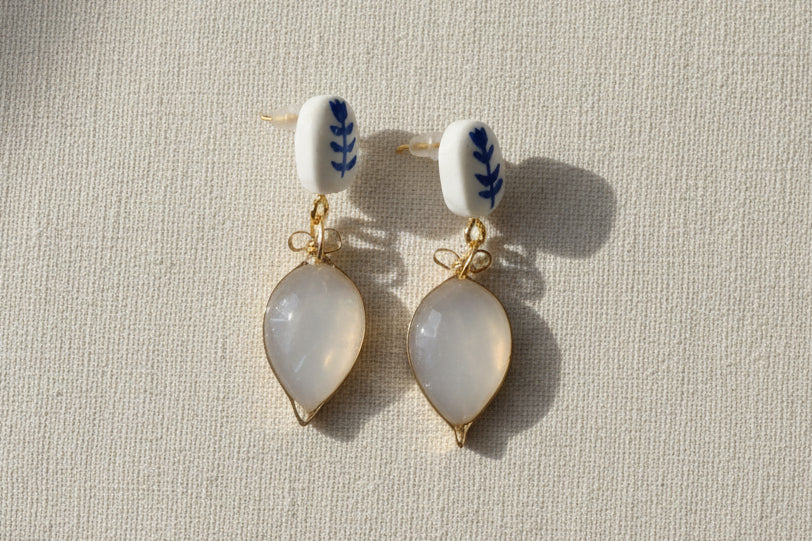 Boucles d'oreilles pendantes élégantes fait à la main en argile et laiton doré 