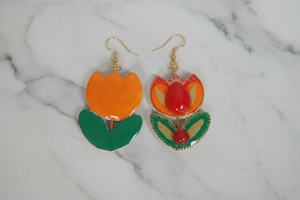 Boucles d'Oreilles Folkloriques en argile Peinte à la Main – Motif Floral orange et Vert