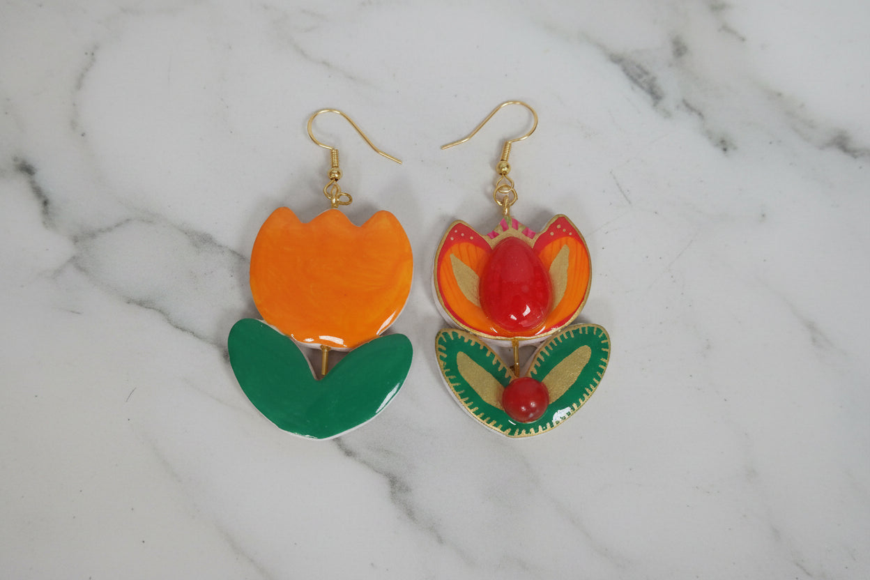 Boucles d'Oreilles Folkloriques en argile Peinte à la Main – Motif Floral orange et Vert