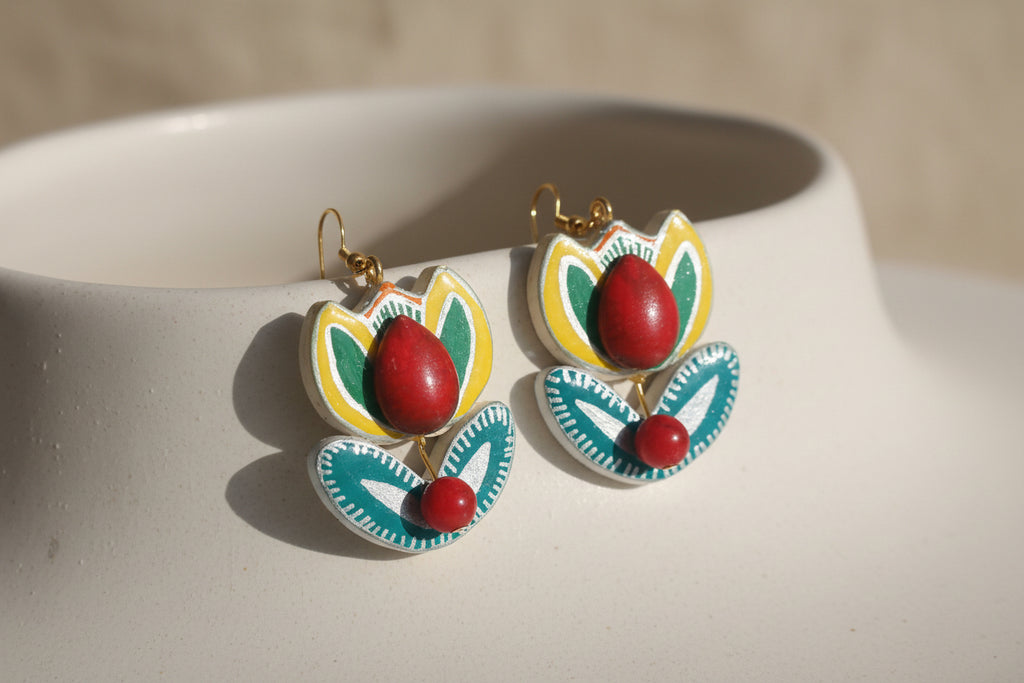 Boucles d'Oreilles Folkloriques en argile Peinte à la Main – Motif Floral Jaune et Vert