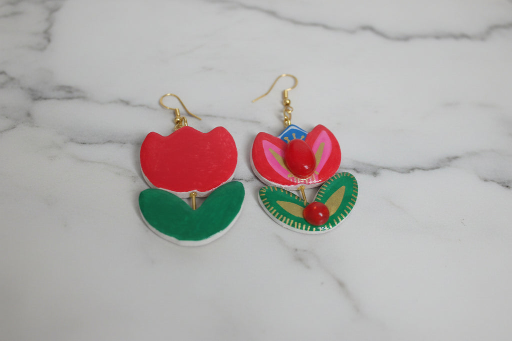 Boucles d'Oreilles Folkloriques en argile Peinte à la Main – Motif Floral rouge et Vert