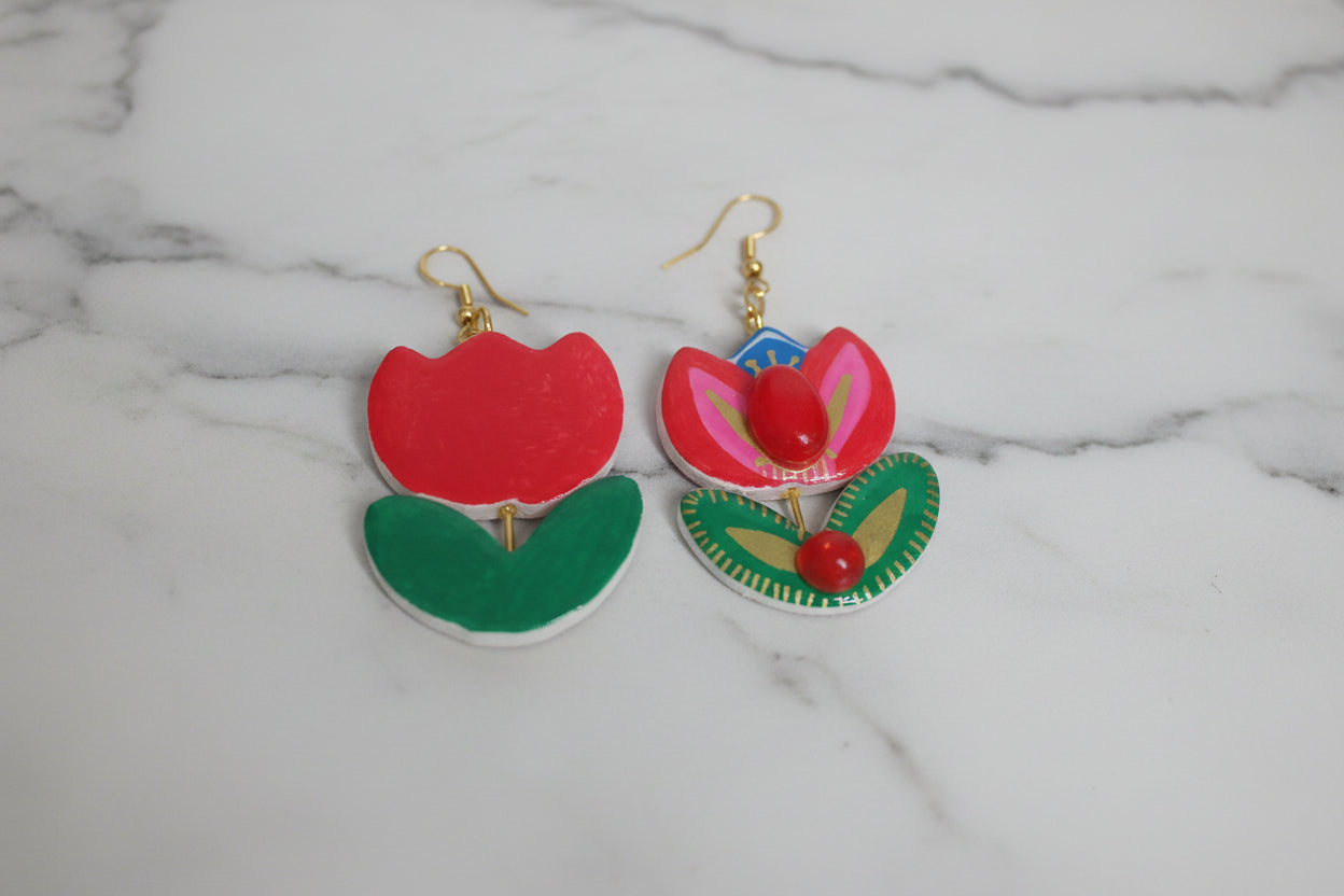 Boucles d'Oreilles Folkloriques en argile Peinte à la Main – Motif Floral rouge et Vert