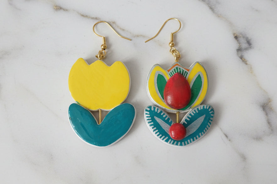 Boucles d'Oreilles Folkloriques en argile Peinte à la Main – Motif Floral Jaune et Vert