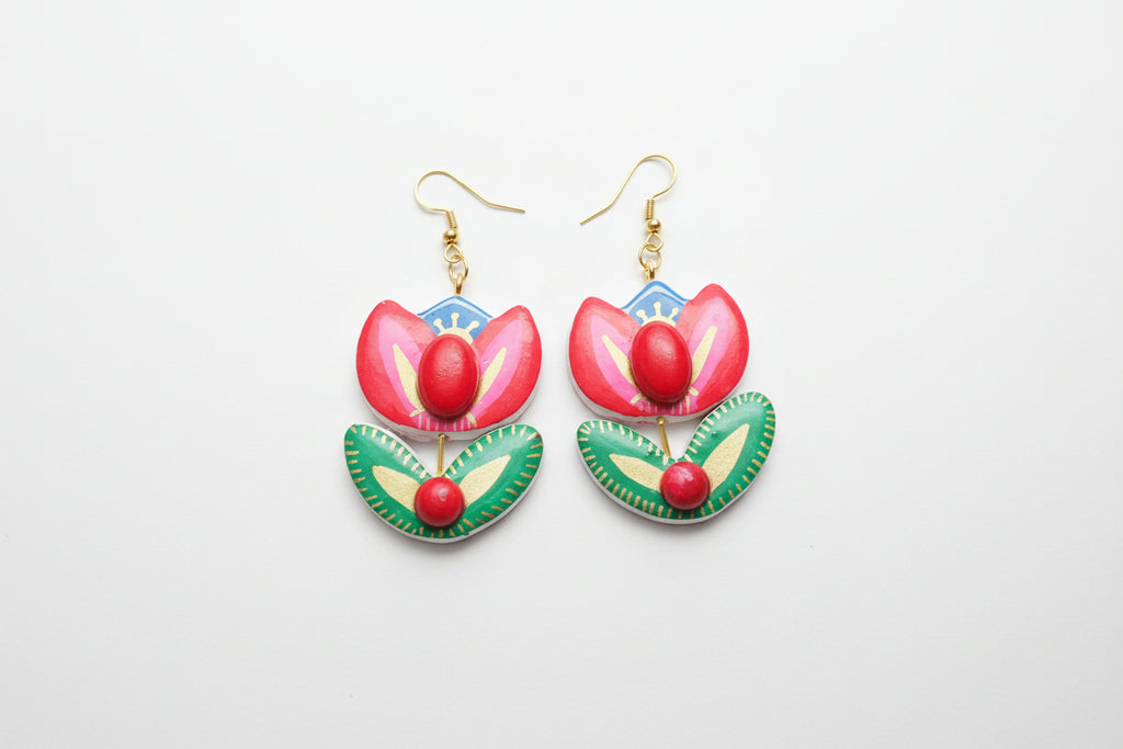 Boucles d'Oreilles Folkloriques en argile Peinte à la Main – Motif Floral rouge et Vert