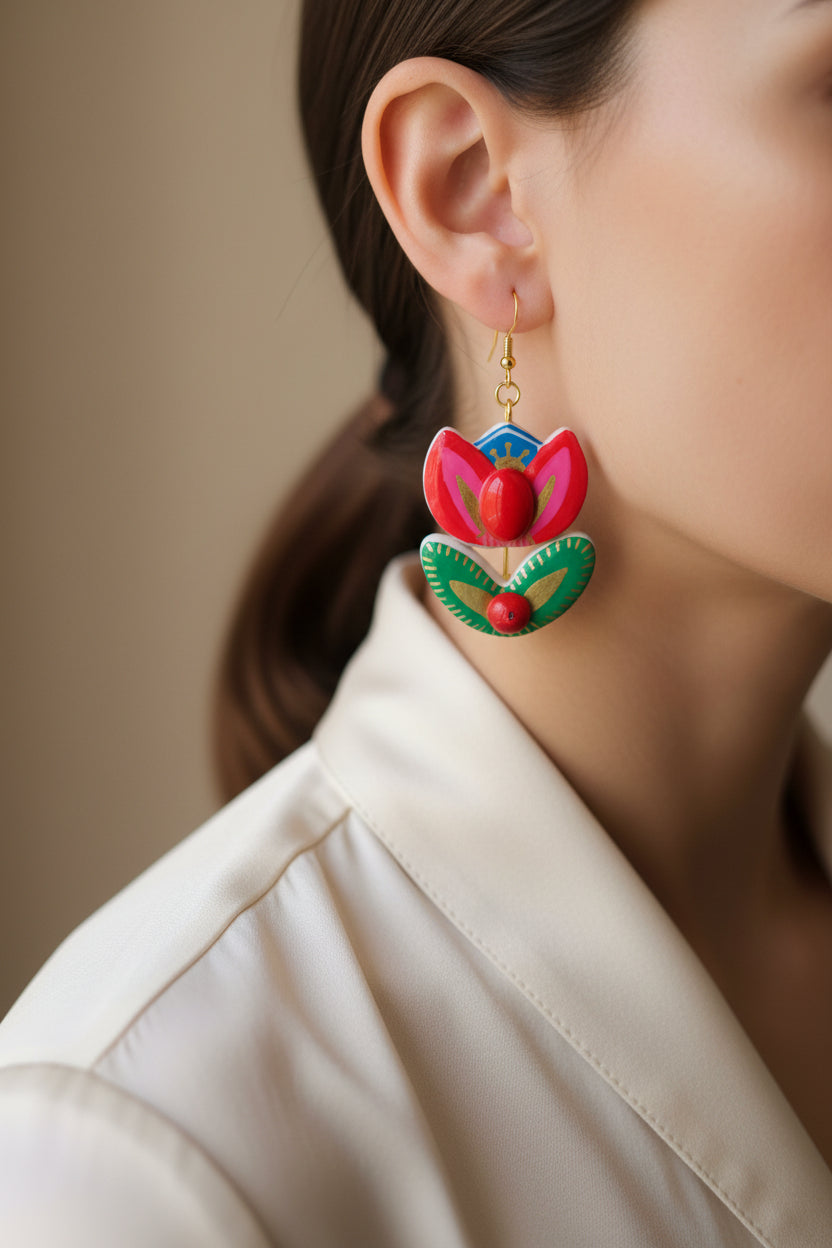 Boucles d'Oreilles Folkloriques en argile Peinte à la Main – Motif Floral rouge et Vert