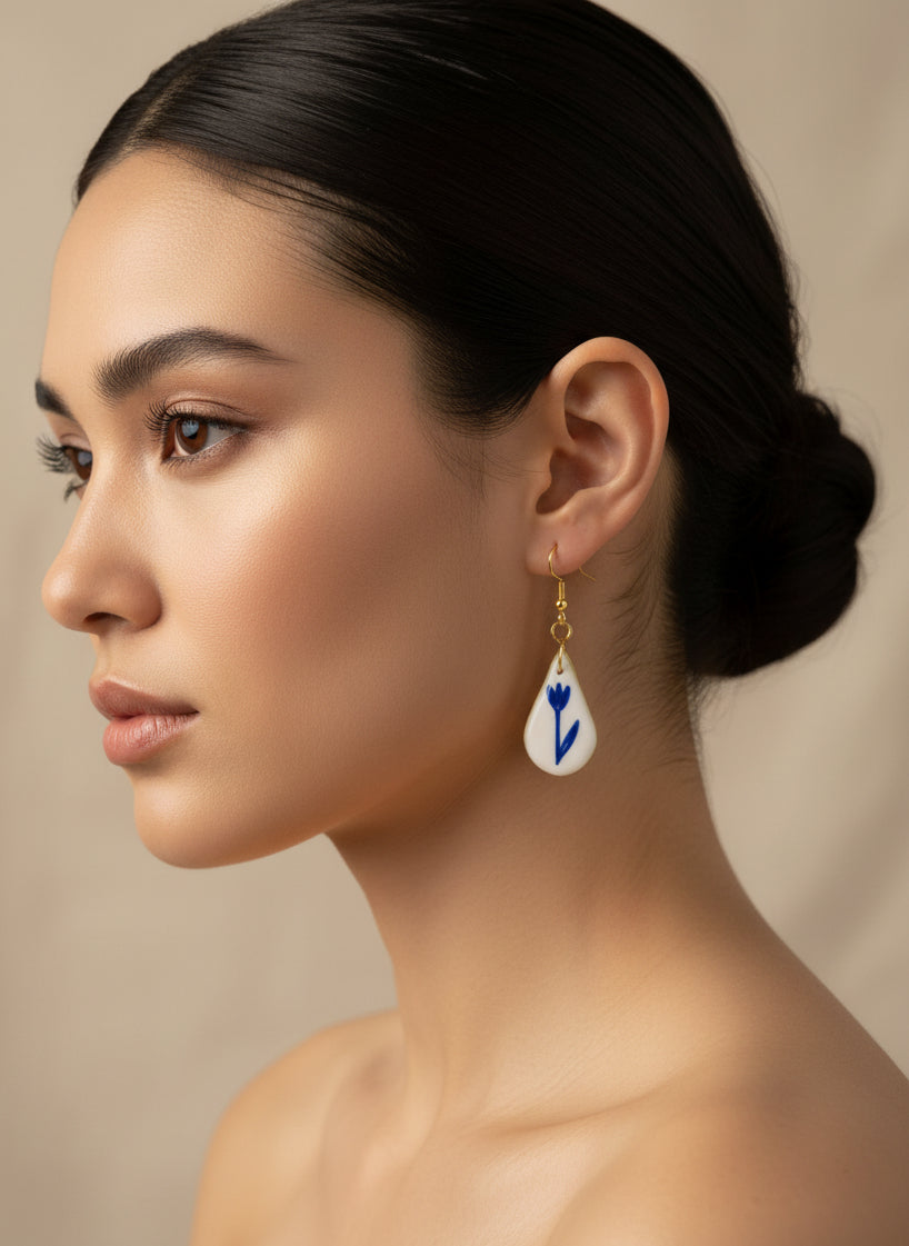 Boucles d'Oreilles Goutte "Tulipe Delft" – Bijou Floral Bleu et Blanc - undefined