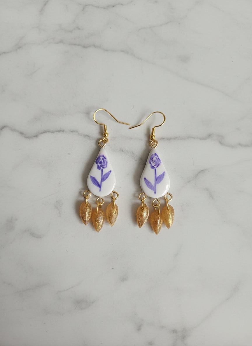 Boucles d'oreilles pendantes en formes de gouttes motifs fleurs violettes en argile et acier inoxydable 