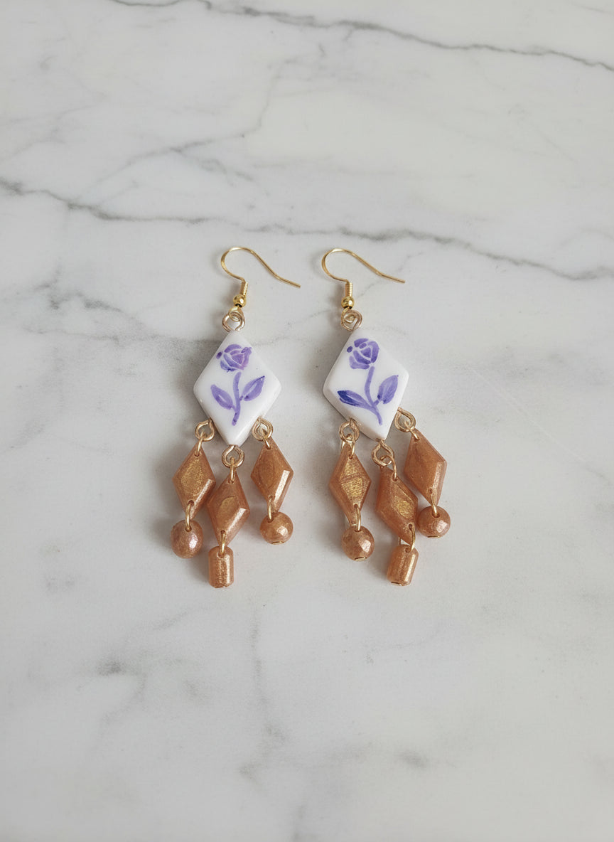 Boucles d'oreilles pendantes losanges fleurs violettes