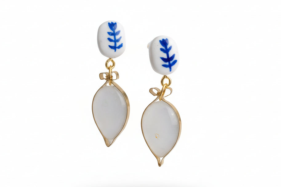 Boucles d'oreilles pendantes élégantes fait à la main en argile et laiton doré 