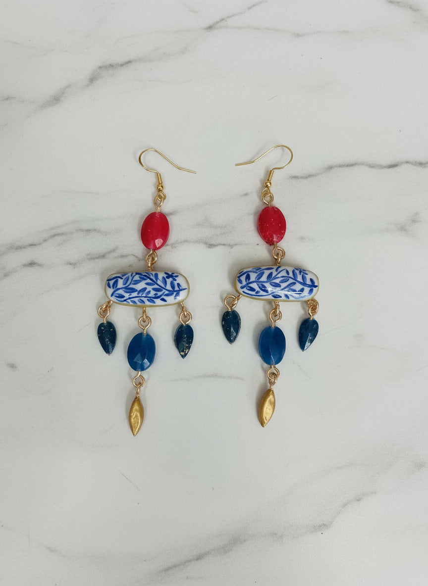 Boucles d'Oreilles Chic & Bohème en Acier Inoxydable Doré, Argile Émaillée Bleu et Résine Rouge - Modèle Pampilles Artisanales - Talis & co