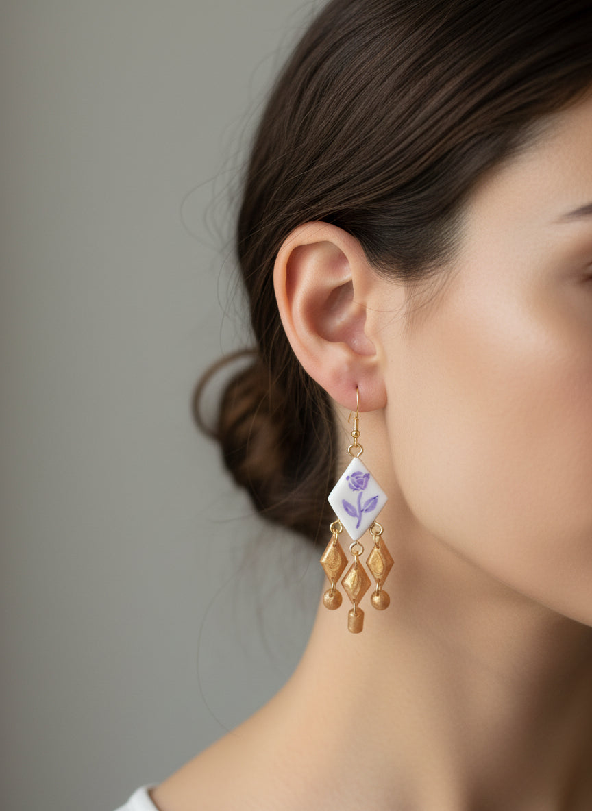 Boucles d'oreilles pendantes florales violettes élégantes