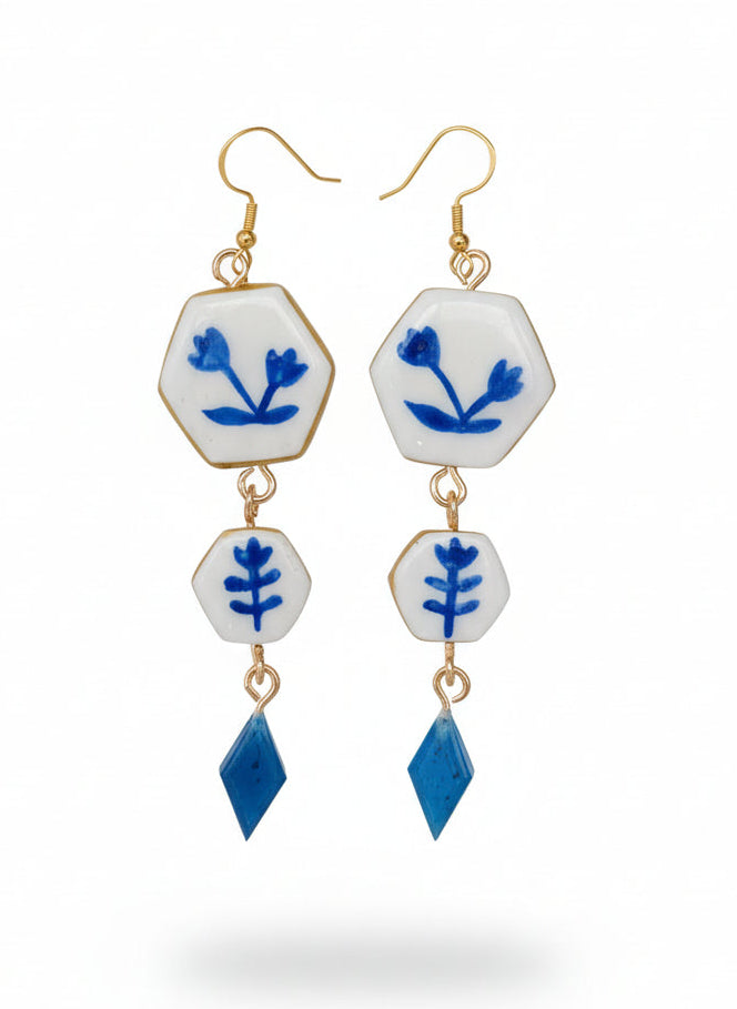Boucles d'oreilles pendantes hexagonales florales bleues rétro chic acier argile - Talis & co