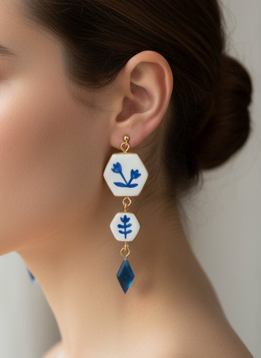 Boucles d'oreilles pendantes hexagonales florales bleues rétro chic acier argile - Talis & co