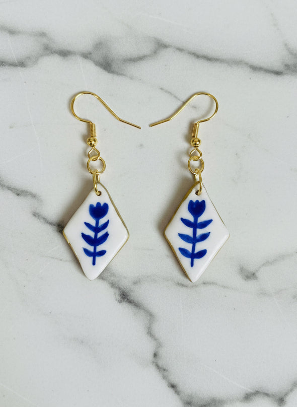 Boucles d'Oreilles Losange Chic et Minimaliste – Motif Floral Bleu et Blanc - Talis & co