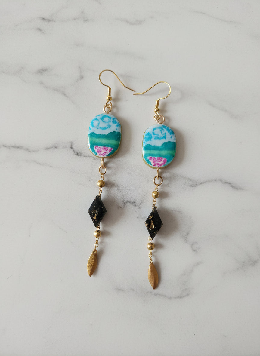 Boucles d'Oreilles Pendantes Rétro Chic – Paysage Miniature Artisanal en Résine & Argile Noire, Crochets Dorés - Talis & co