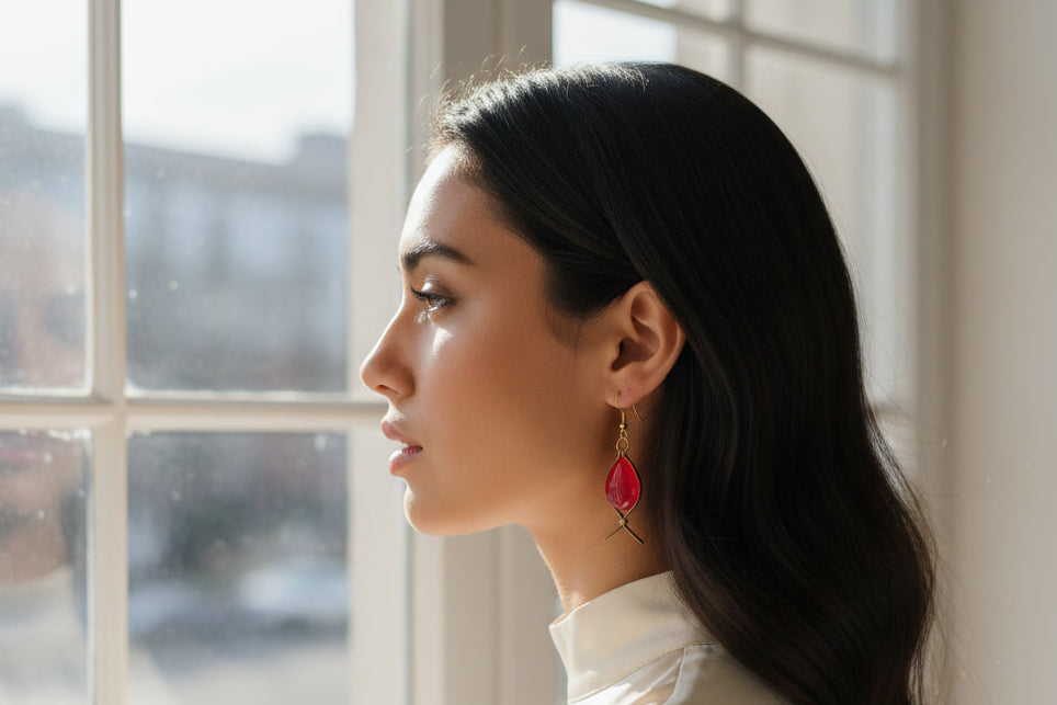 Boucles d'oreilles faites main avec perles rouge en résine rouge et contour 3n laiton doré 