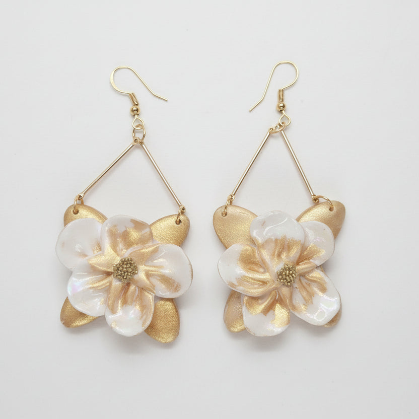 boucles d'oreilles artisanales qui capturent la magie des opales avec leurs reflets irisés dorés. Chaque paire est façonnée à la main en argile polymère, créant une pièce unique qui sublime votre style avec élégance et poésie.